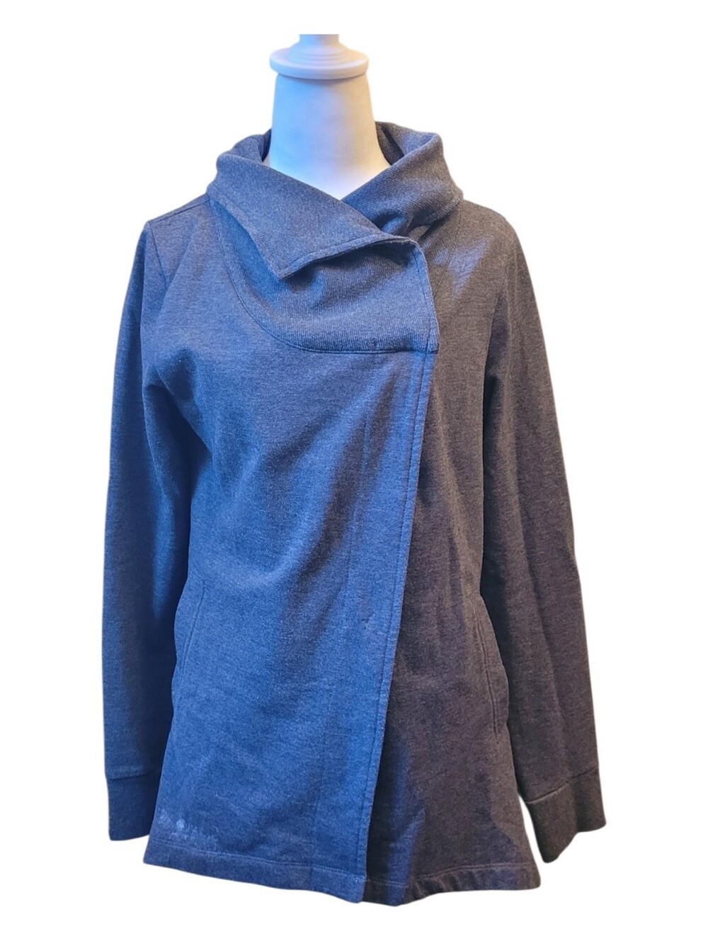 Funky button-sweatershirt yoga-style